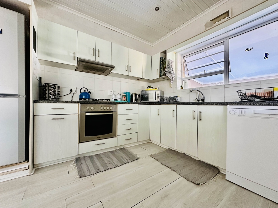 4 Bedroom Property for Sale in Perlemoenbaai Western Cape